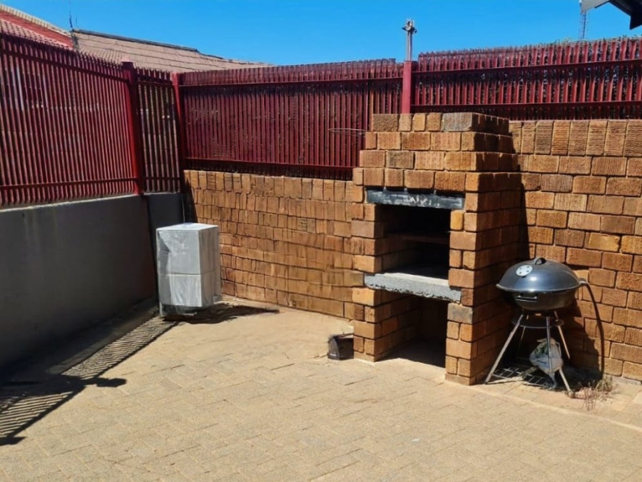 4 Bedroom Property for Sale in Langenhovenpark Free State